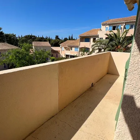 4 Personnes Au Village De La *